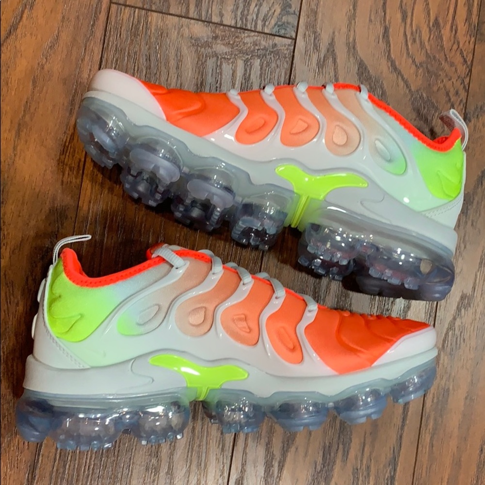 WMNS AIR VAPORMAX PLUS - Picture 4 of 16